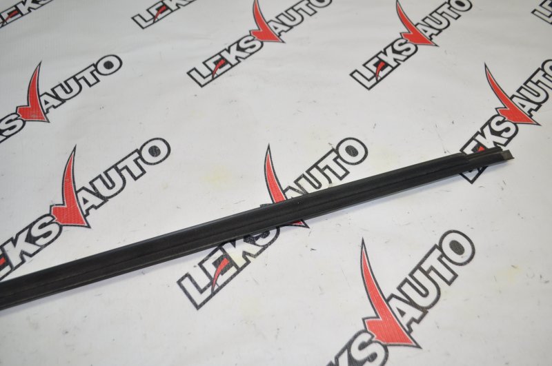 Молдинг стекла двери передний правый Airtrek 2003 CU2W 4G63T