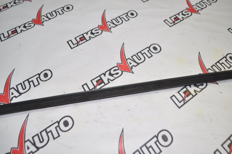 Молдинг стекла двери передний правый Mitsubishi Airtrek CU2W 4G63T