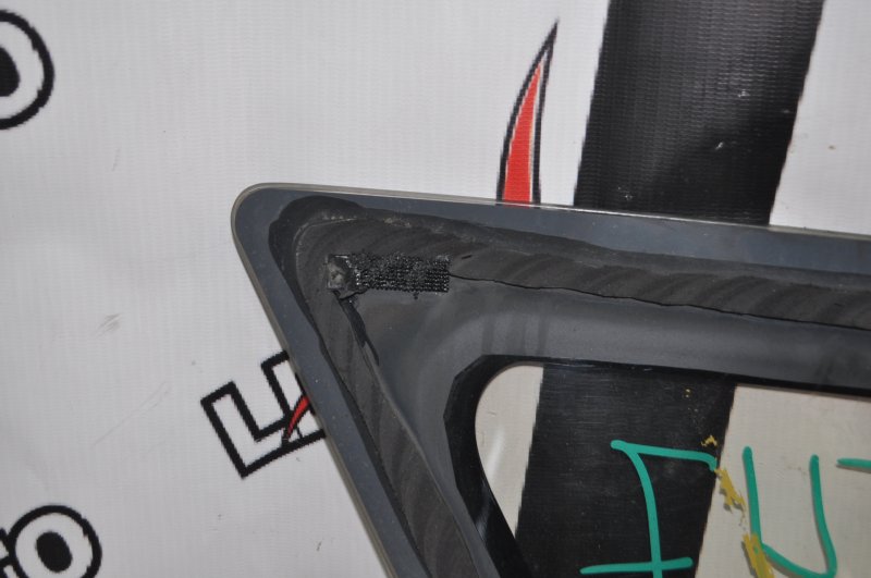 Стекло собачника заднее правое VehiCross 1998 UGS25DW 6VD1