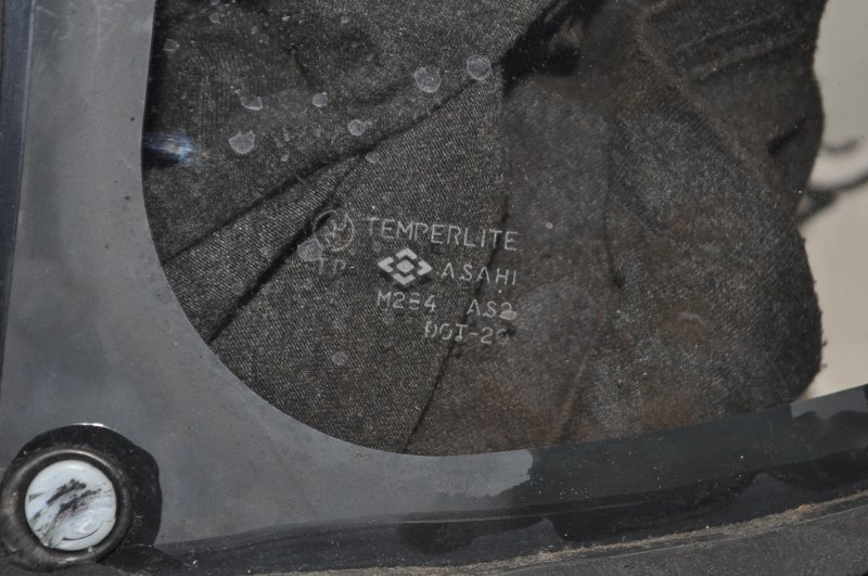 Стекло собачника заднее правое Isuzu VehiCross UGS25DW 6VD1