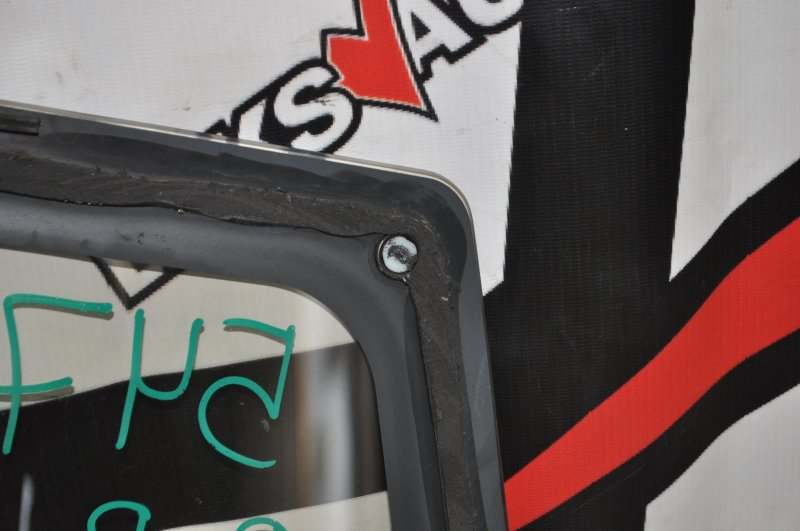 Стекло собачника заднее правое VehiCross 1998 UGS25DW 6VD1