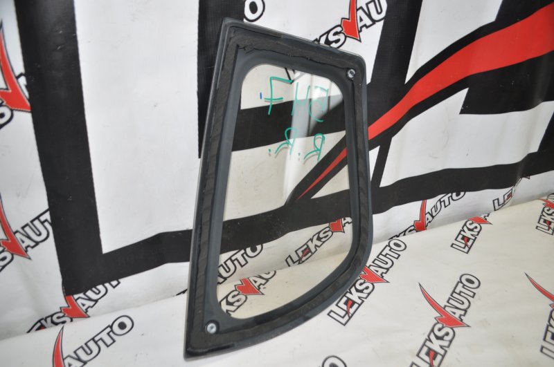 Стекло собачника заднее правое VehiCross 1998 UGS25DW 6VD1