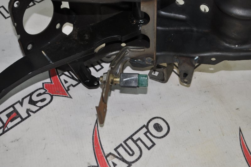 Педаль тормоза Isuzu VehiCross UGS25DW 6VD1
