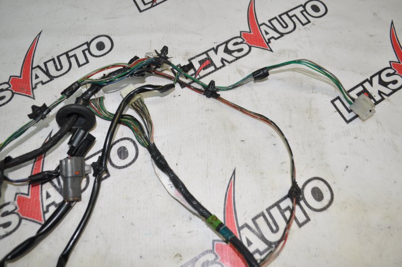 Коса правой двери Isuzu VehiCross UGS25DW 6VD1