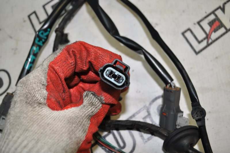 Коса правой двери VehiCross 1998 UGS25DW 6VD1