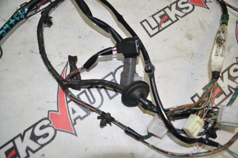 Коса правой двери VehiCross 1998 UGS25DW 6VD1