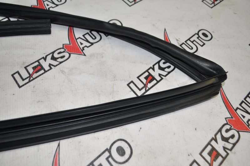 Уплотнитель стекла двери правый VehiCross 1998 UGS25DW 6VD1