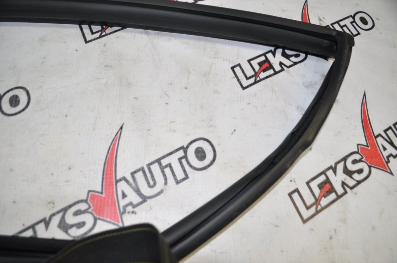 Уплотнитель стекла двери правый VehiCross 1998 UGS25DW 6VD1