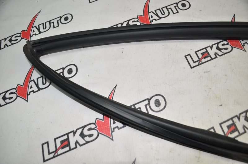 Уплотнитель стекла двери правый VehiCross 1998 UGS25DW 6VD1