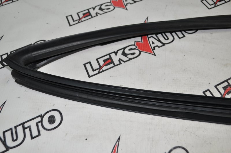 Уплотнитель стекла двери правый VehiCross 1998 UGS25DW 6VD1