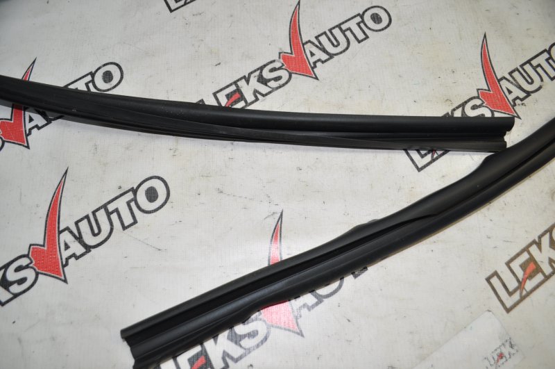 Уплотнитель стекла двери правый VehiCross 1998 UGS25DW 6VD1