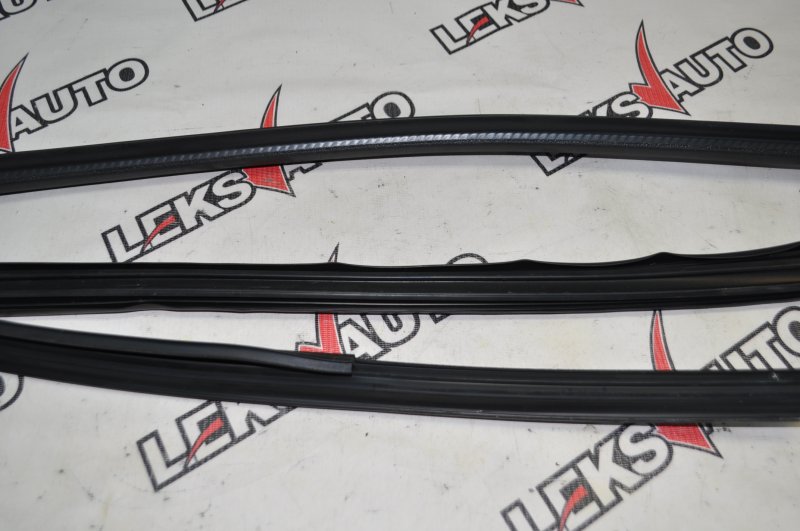 Уплотнитель стекла двери левый VehiCross 1998 UGS25DW 6VD1