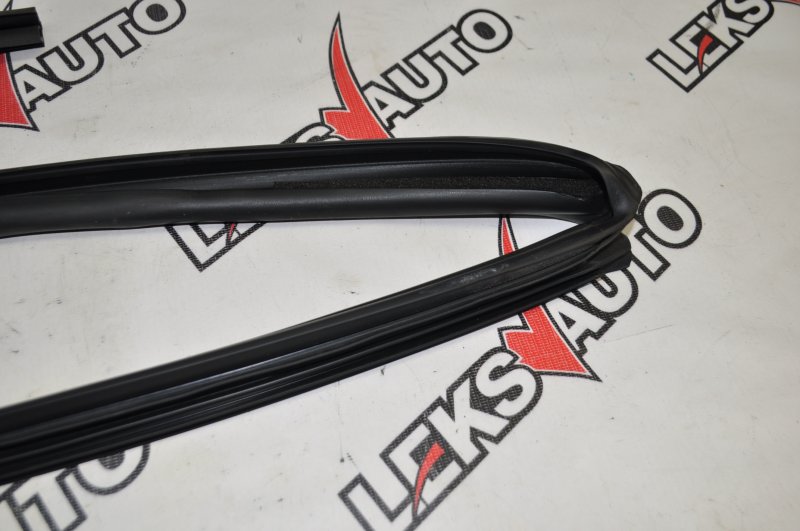 Уплотнитель стекла двери левый VehiCross 1998 UGS25DW 6VD1