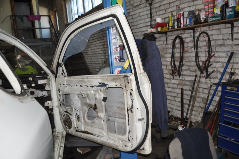 Дверь правая VehiCross 1998 UGS25DW 6VD1