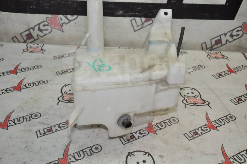 Бачок стеклоомывателя Toyota Celsior UCF31 Бачок стеклоомывателя Toyota Celsior UCF31