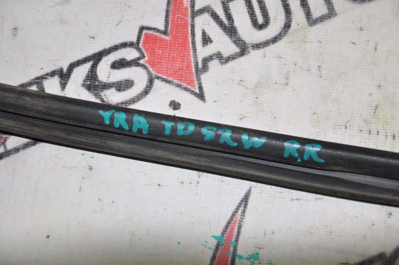 Уплотнитель двери задний правый Escudo TD52W
