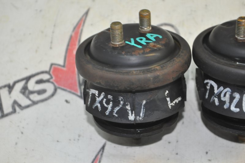 Подушки двигателя (парой) Grand Escudo TX92W