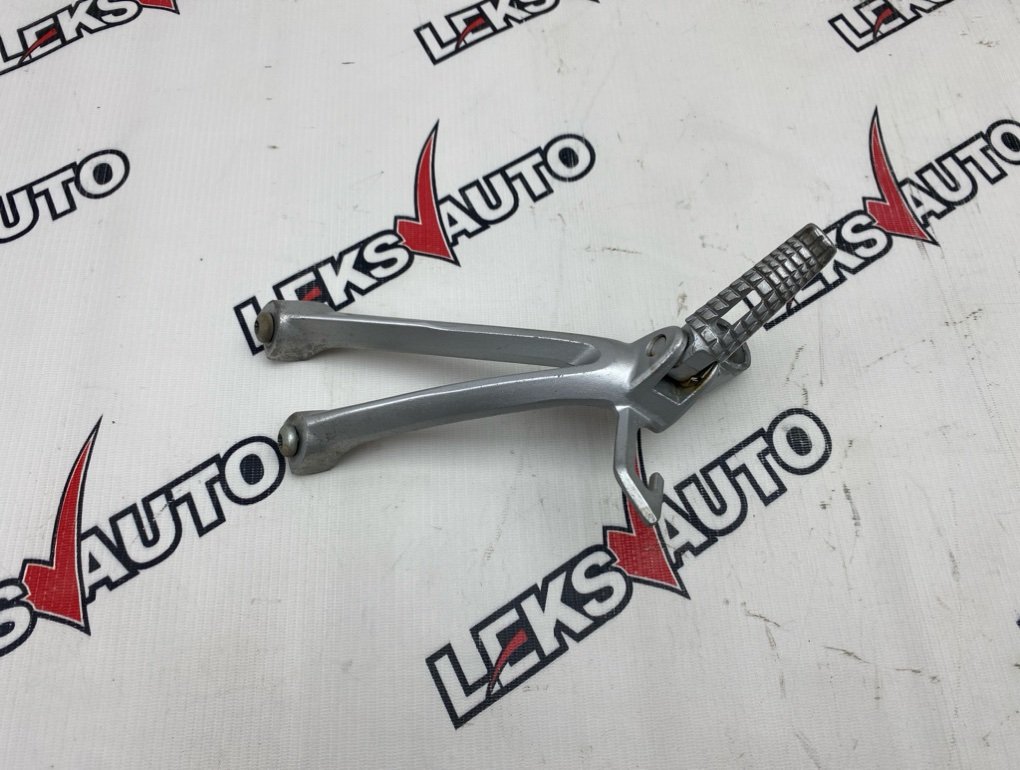 Подножка пассажира правая Suzuki GSX-R 600 2008 N735 43611-37H20-000 контрактная