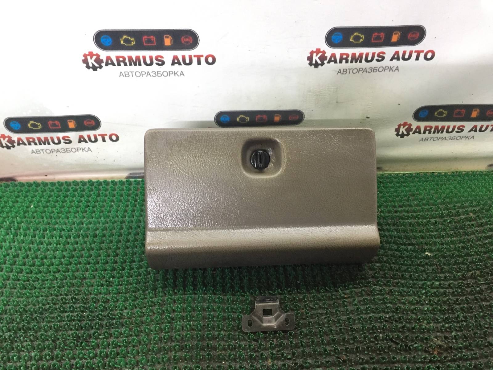 Бардачок передний правый Isuzu Trooper UBS7VF LG6 контрактная