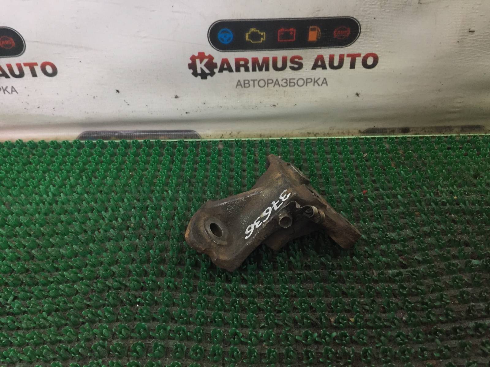 Кронштейн опоры двигателя правый Trooper UBS7VF LG6