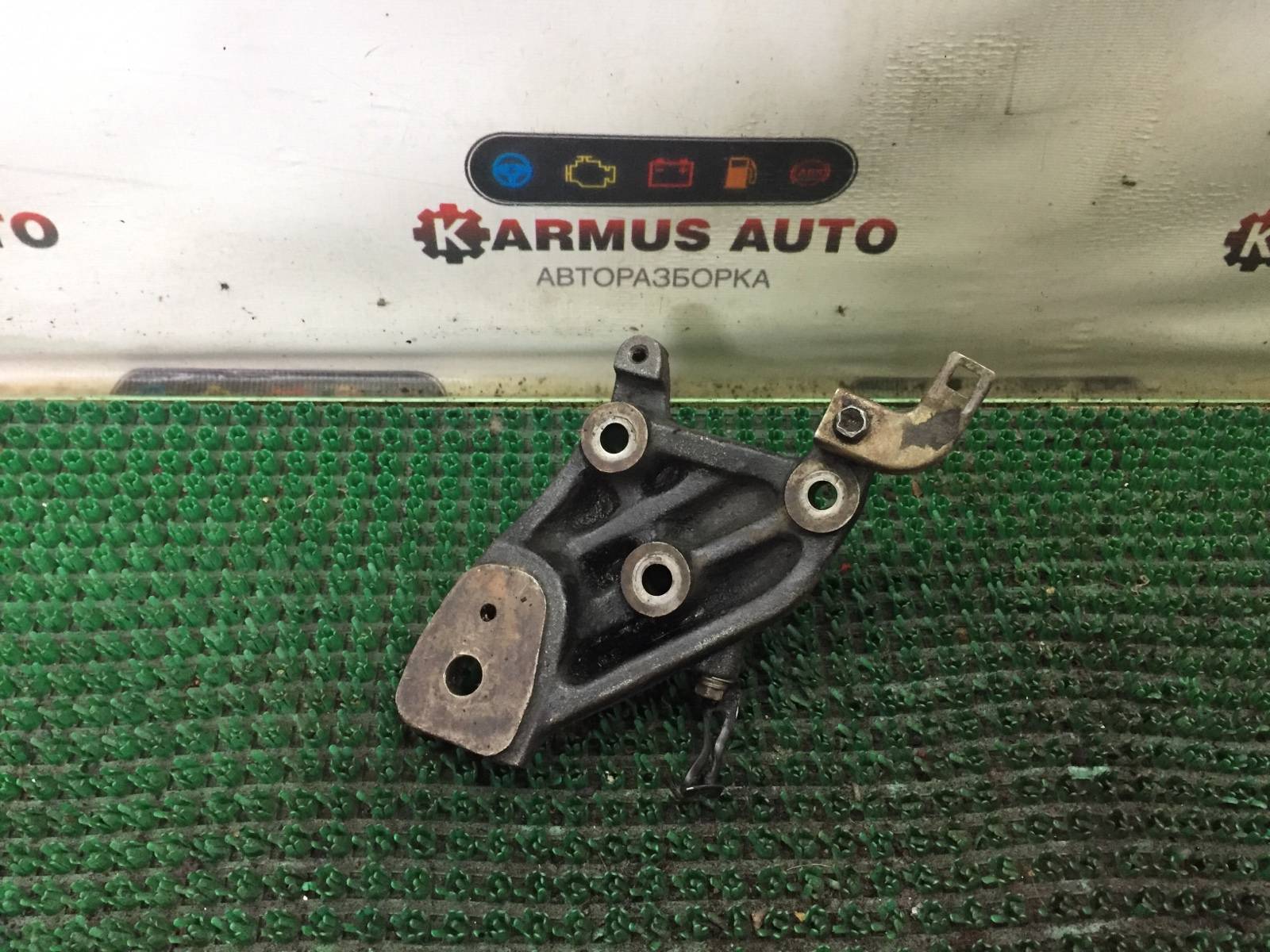 Кронштейн опоры двигателя левый Isuzu Trooper UBS7VF LG6