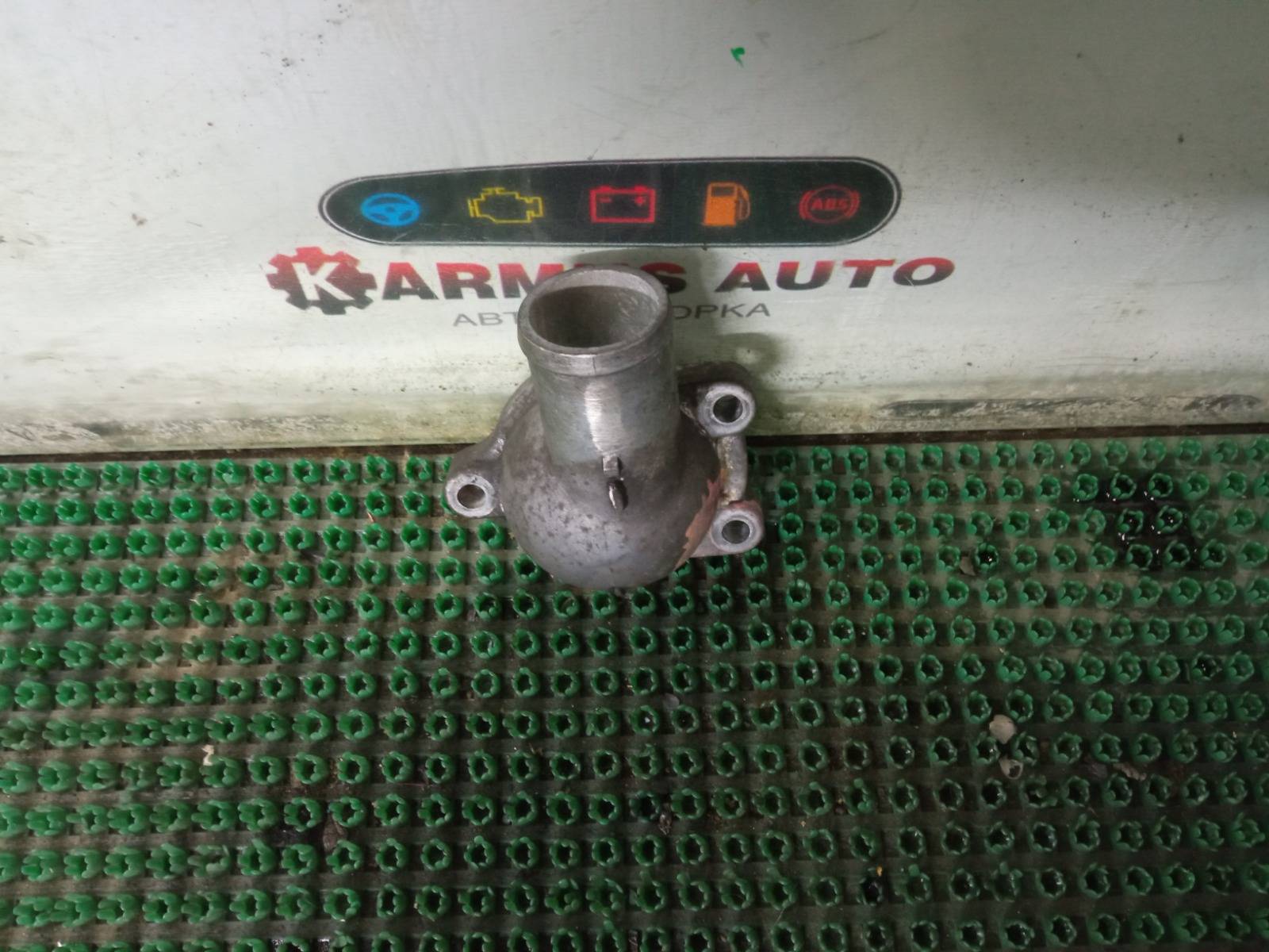 Корпус термостата Isuzu Bighorn UBS25DW 6VD1