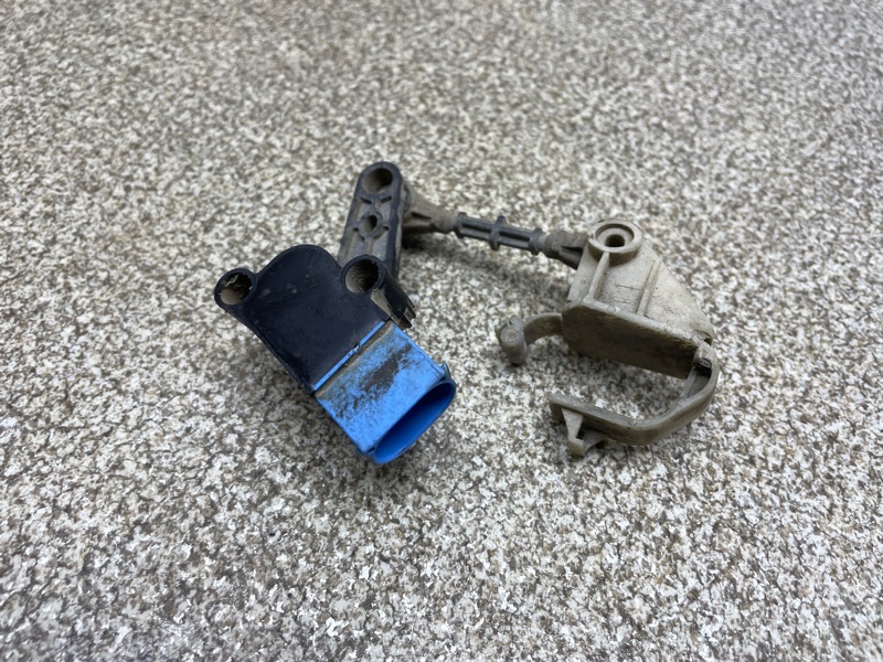 Датчик положения кузова 8W833C280BD
