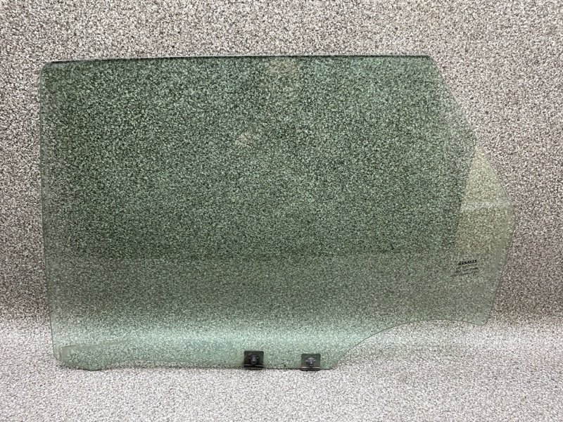 Стекло двери 823018084R