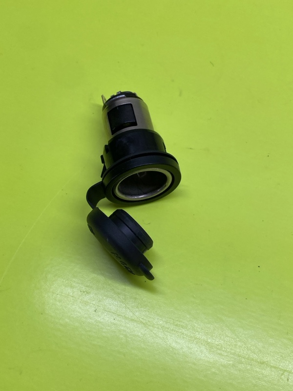 Запчасть гнездо прикуривателя Suzuki HUSTLER 2023/5 MR52S-319522 R06A контрактная Гнездо прикуривателя Suzuki HUSTLER 2023/5 MR52S-319522 R06A контрактная