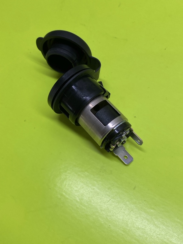 Гнездо прикуривателя Suzuki HUSTLER MR52S-319522 R06A Гнездо прикуривателя Suzuki HUSTLER MR52S-319522 R06A