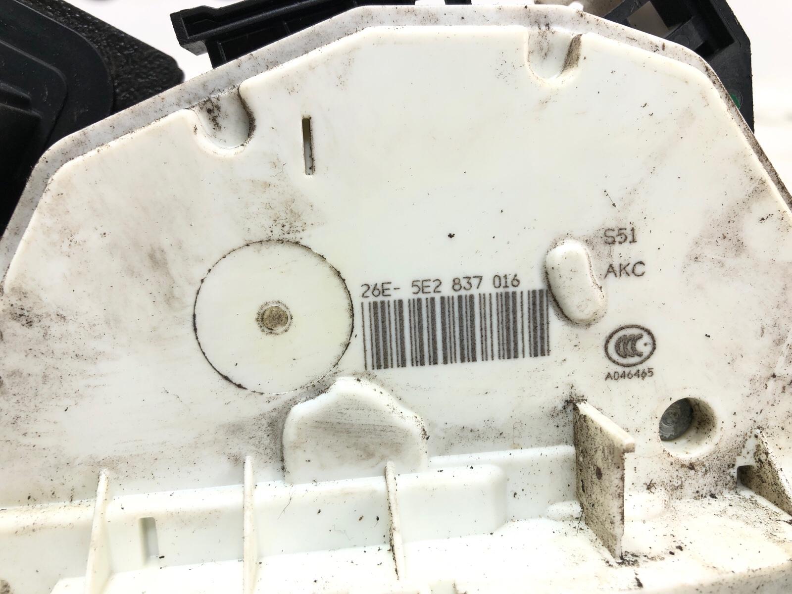 Замок двери передний правый Skoda Octavia RS A7 (5E)