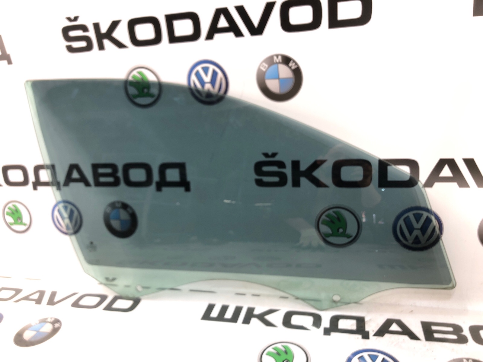 Стекло двери переднее правое Octavia RS 2014 A7 (5E)