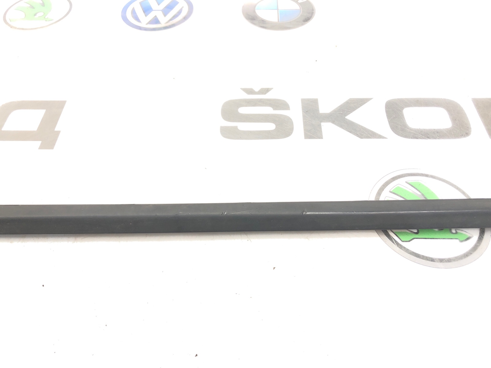 Молдинг стекла передний правый Skoda Octavia RS A7 (5E)