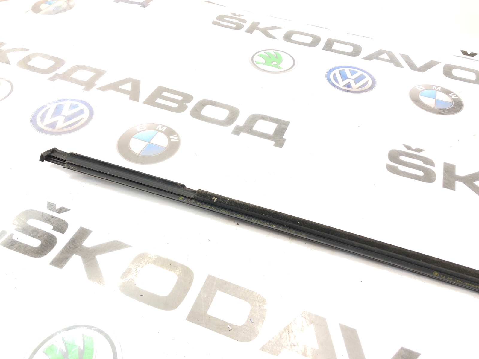 Молдинг стекла передний правый Octavia RS 2014 A7 (5E)