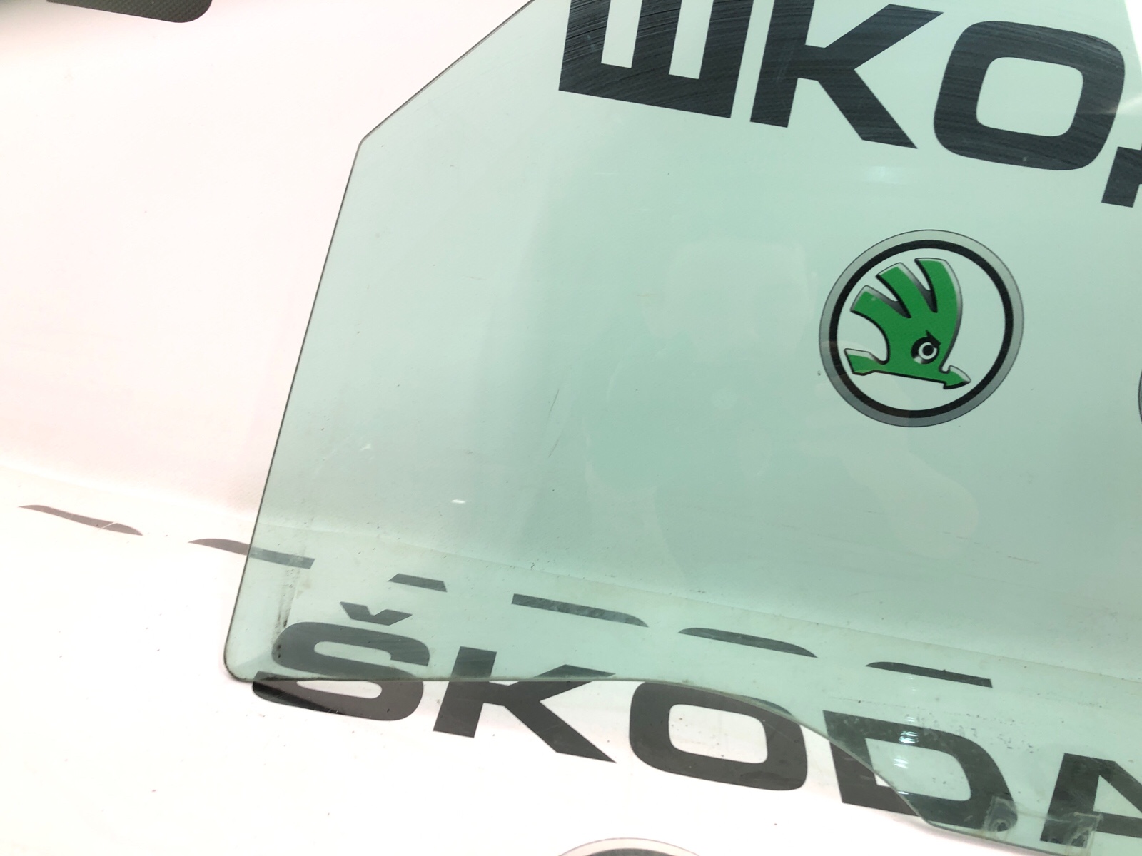 Стекло двери переднее левое Skoda Yeti 5L 2.0 CFJA