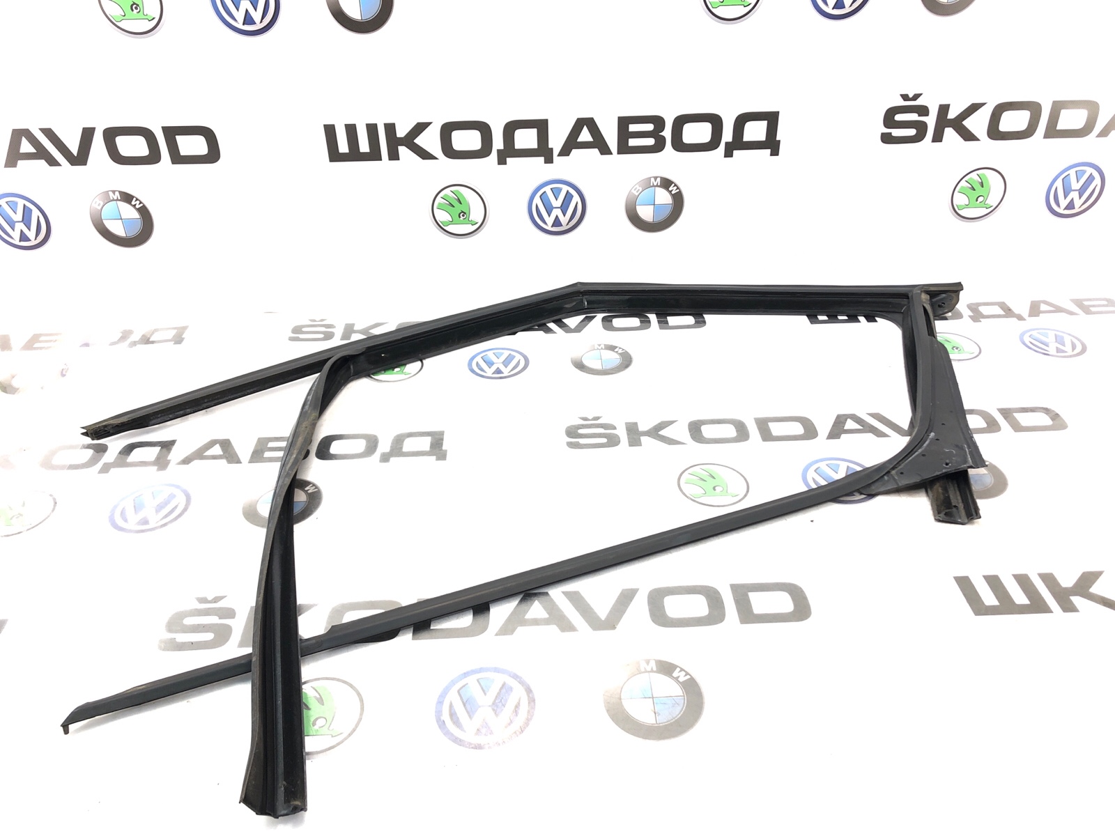 Запчасть уплотнитель стекла передний левый Skoda Yeti 2014 5L 2.0 CFJA 5L0837431J Б/У Уплотнитель стекла передний левый Skoda Yeti 2014 5L 2.0 CFJA 5L0837431J Б/У