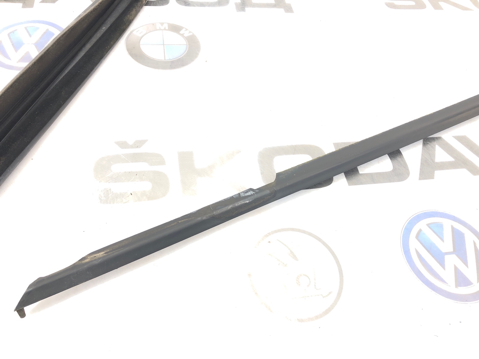 Уплотнитель стекла передний левый Yeti 2014 5L 2.0 CFJA Уплотнитель стекла передний левый Yeti 2014 5L 2.0 CFJA