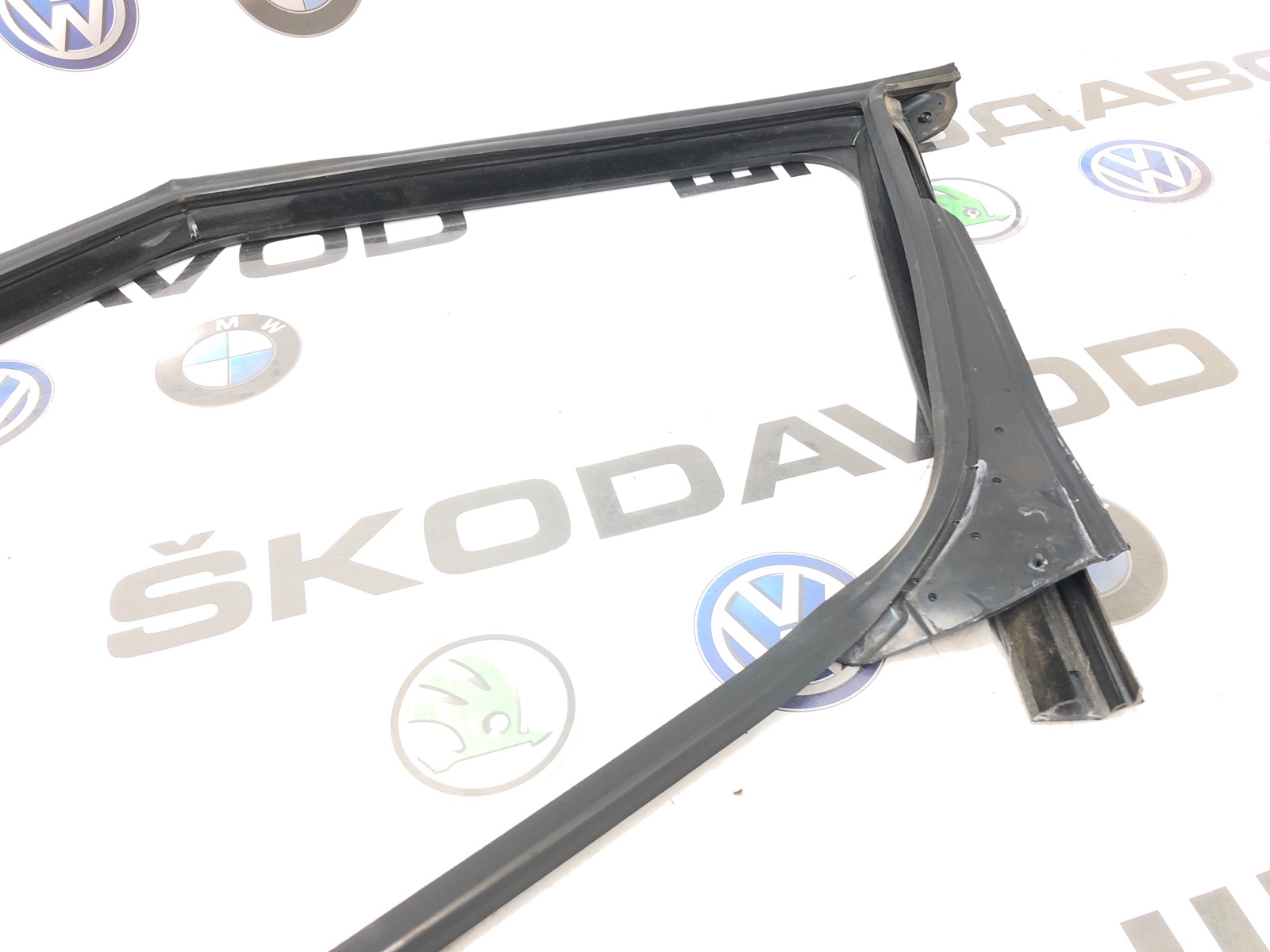 Уплотнитель стекла передний левый Skoda Yeti 5L 2.0 CFJA Уплотнитель стекла передний левый Skoda Yeti 5L 2.0 CFJA