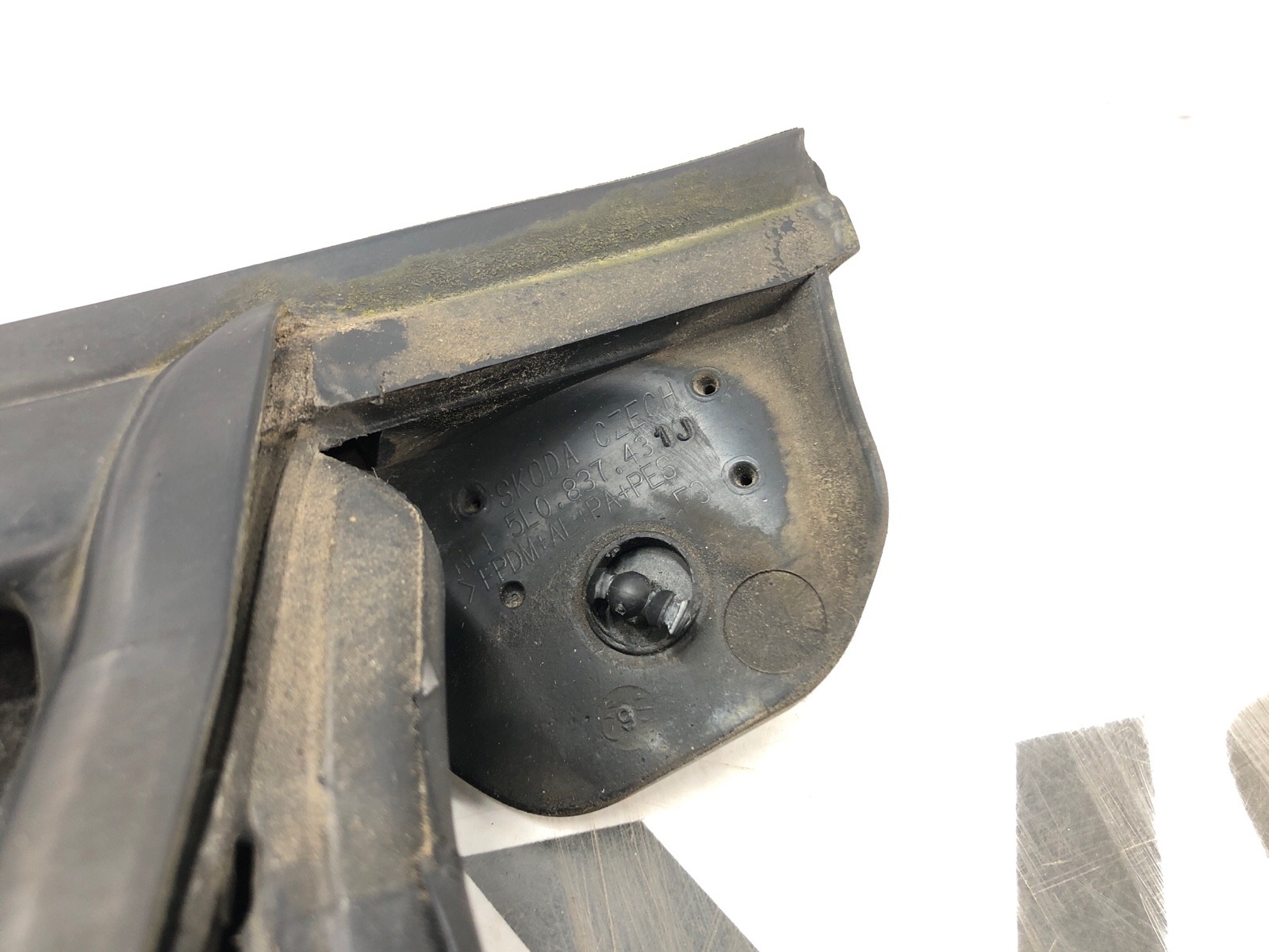 Уплотнитель стекла передний левый Yeti 2014 5L 2.0 CFJA Уплотнитель стекла передний левый Yeti 2014 5L 2.0 CFJA