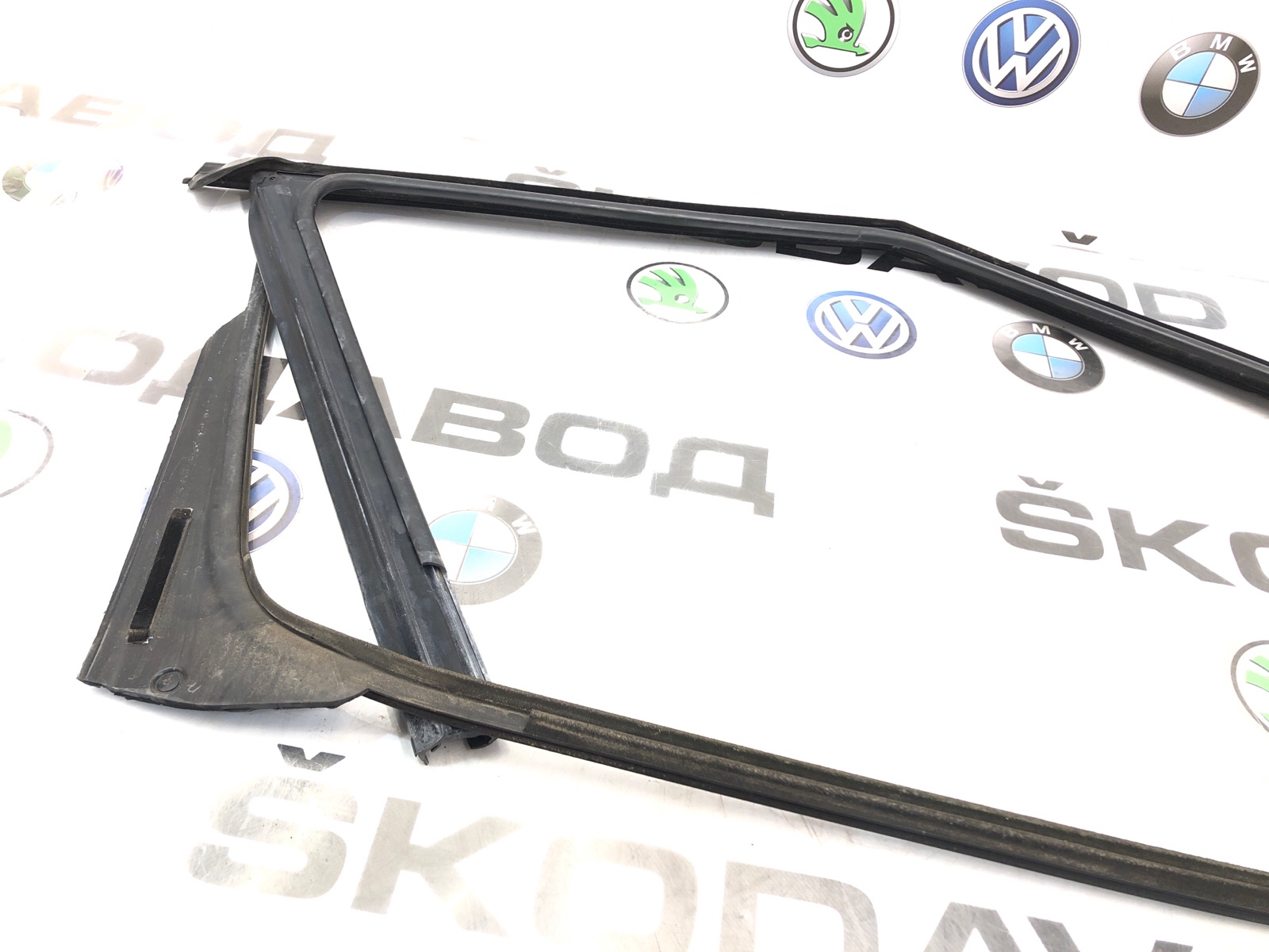 Уплотнитель стекла передний левый Yeti 2014 5L 2.0 CFJA Уплотнитель стекла передний левый Yeti 2014 5L 2.0 CFJA