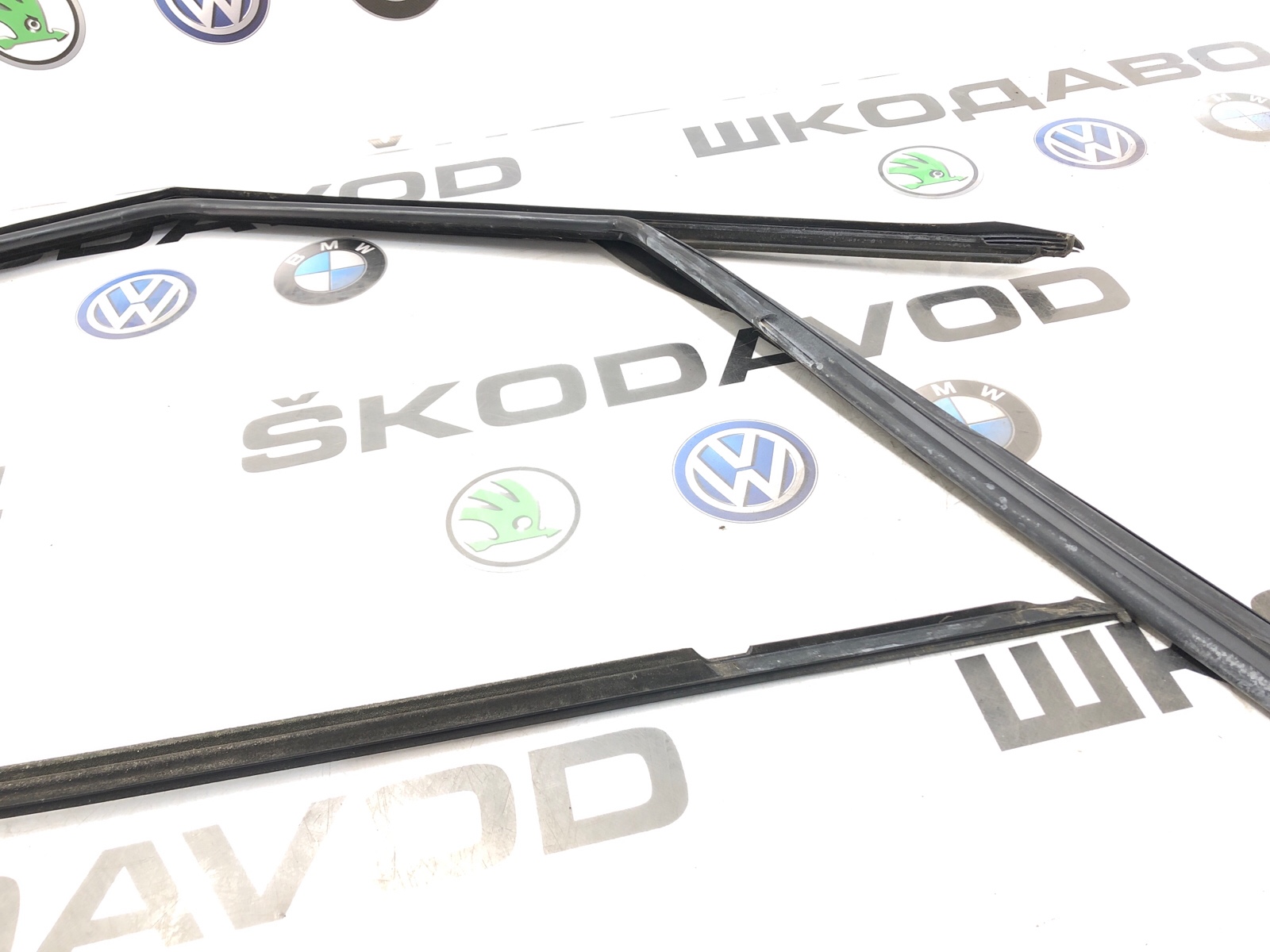 Уплотнитель стекла передний левый Yeti 2014 5L 2.0 CFJA Уплотнитель стекла передний левый Yeti 2014 5L 2.0 CFJA