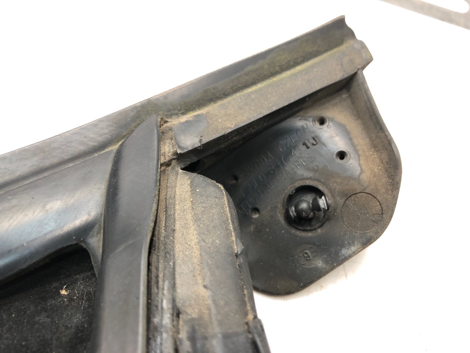 Уплотнитель стекла передний левый Yeti 2014 5L 2.0 CFJA Уплотнитель стекла передний левый Yeti 2014 5L 2.0 CFJA