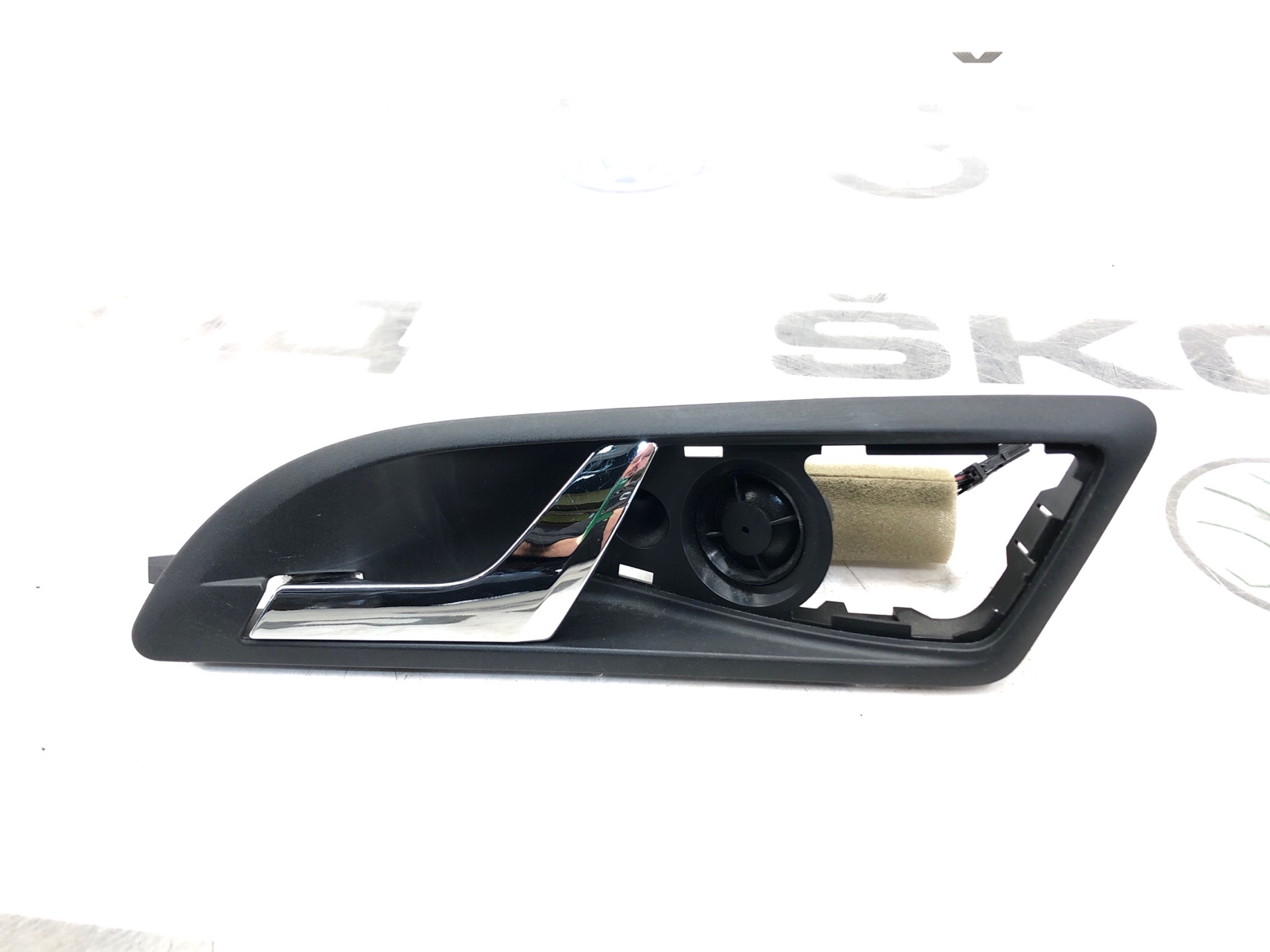 Ручка двери внутренняя передняя левая Skoda Yeti 2014 5L 2.0 CFJA 1Z0837221 739 Б/У