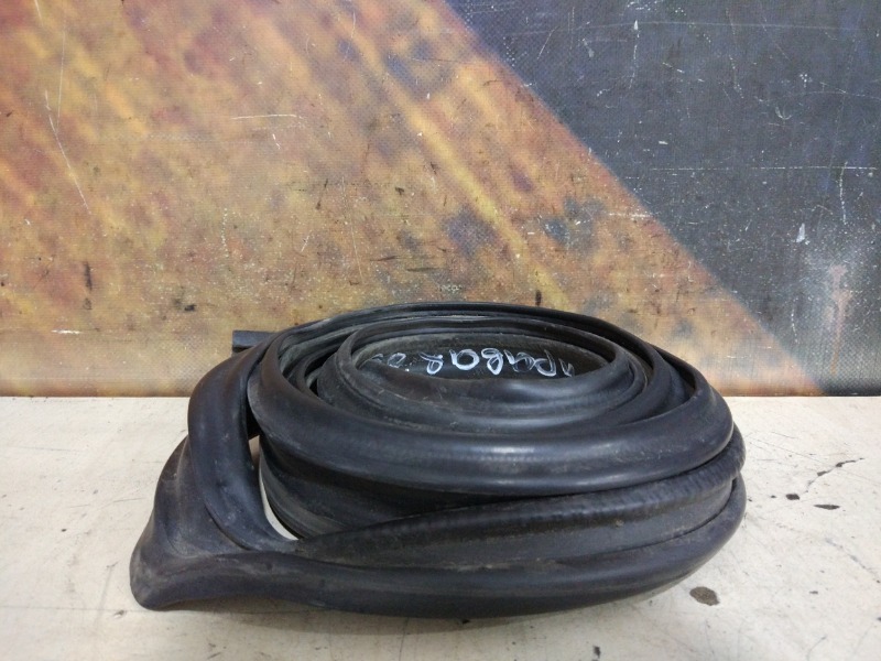 Уплотнитель двери правый Cadillac Escalade 2002 LQ9 контрактная