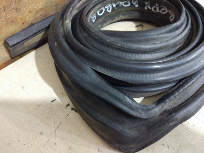 Уплотнитель двери правый Cadillac Escalade LQ9