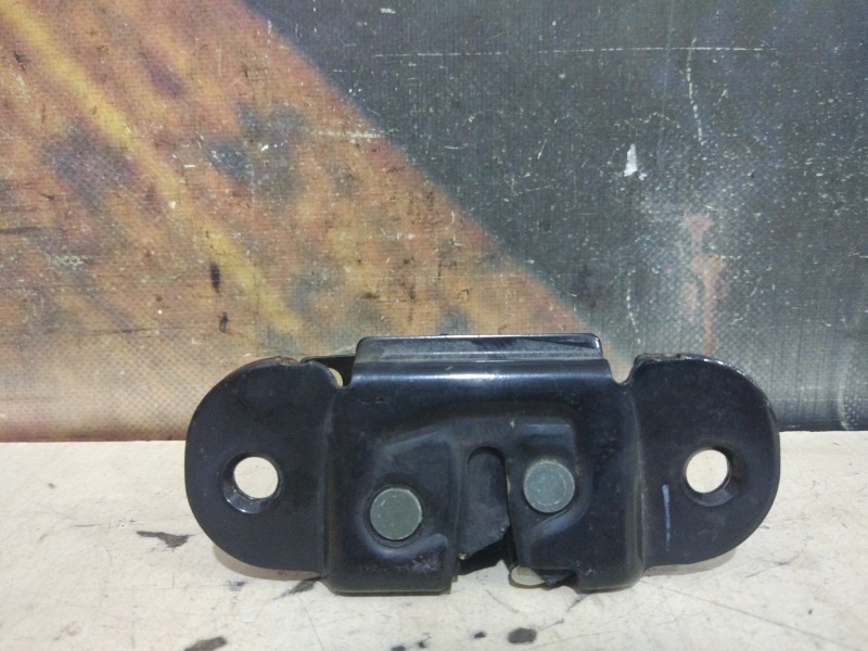 Замок багажника Escalade 2002 LQ9