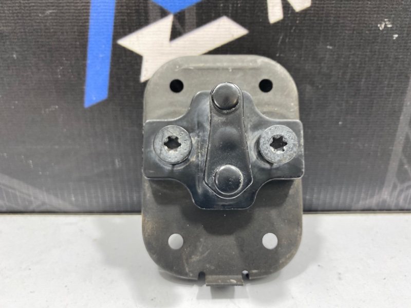 Запчасть петля двери задняя Cadillac Escalade 2002 LQ9 15756605 контрактная Петля двери задняя Cadillac Escalade 2002 LQ9 15756605 контрактная