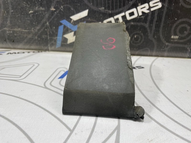 Уплотнитель крыла Passat 2009 B6 BZB