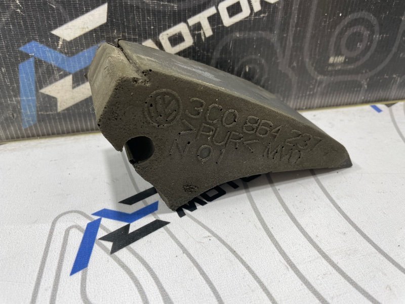 Уплотнитель крыла Passat 2009 B6 BZB