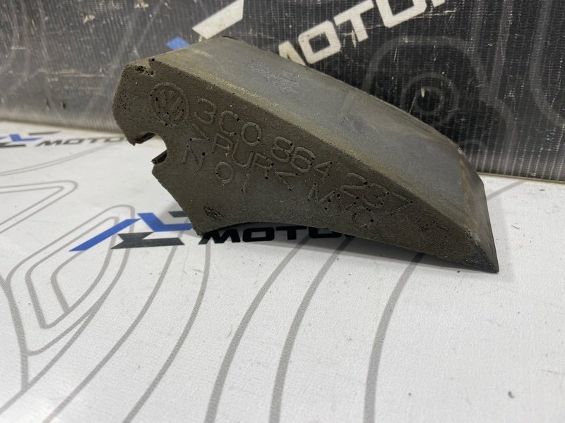 Уплотнитель крыла Volkswagen Passat B6 BZB